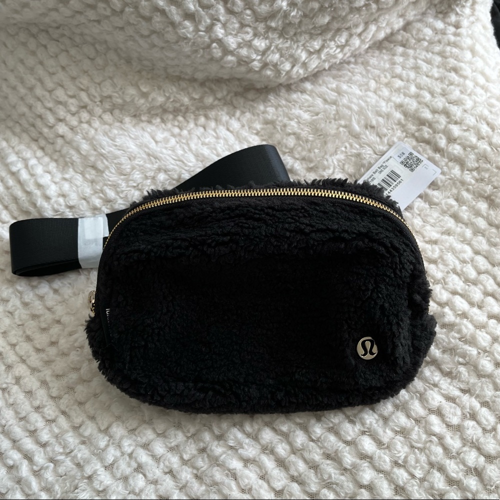 Lululemon Everywhere Fleece Belt Bag - Black